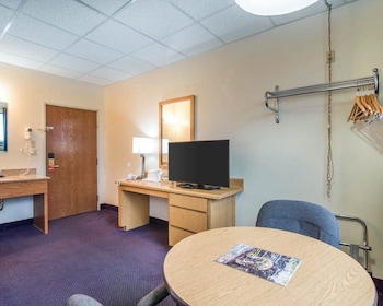 Senior Room, 1 Queen Bed, Non Smoking