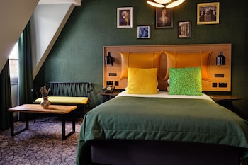 Gallery Room, 1 King Bed with Sofa bed