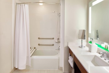 Club Room, 1 King Bed, Corner (Mobility/Hearing Accessible, Tub)