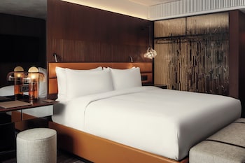 Fairmont Gold, Signature Room, 1 King Bed, Club Lounge Access