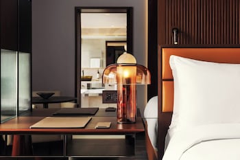 Signature Room, 1 King Bed, River View