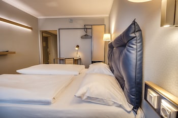 Standard Single Room, 1 Queen Bed