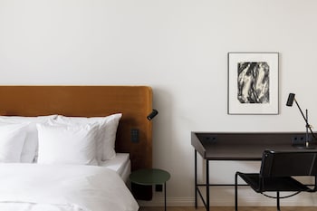 Room, 1 Queen Bed (Solo Queen)