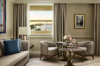 Premium Suite (Signature Extra Bed 2 Ad + 1 Ch)