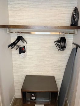 Room, 1 King Bed (Hearing Accessible)