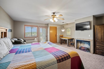 1-BD Lake View Condo - Walk-In Level - 1507B
