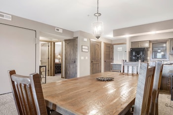 1-BD Lake View Condo - Walk-In Level - 1108B