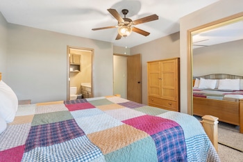 2-BD Waterfront Penthouse Condo 610