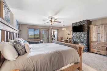 Studio Lake View Condo - Walk-In Level - 1207