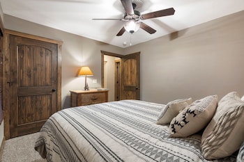 4-BD Waterfront Condo - Walk-In Level - 506
