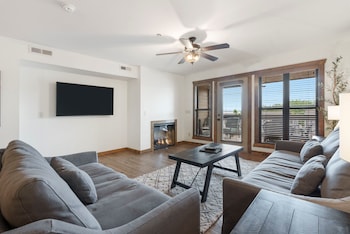 2-BD Lake View Condo - Walk-In Level - 1107