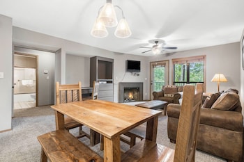 2-BD Waterfront Walk-In Condo - 605