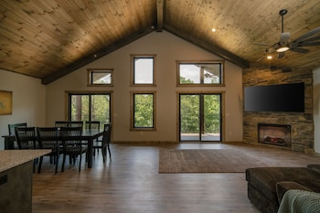 Indian Point - 5-Bedroom Lodge 168