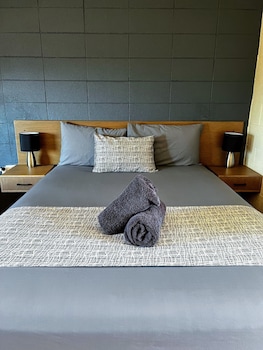 Queen Motel Room