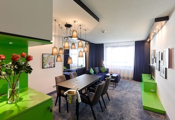 Suite, 1 Bedroom (Living/Dining Area)