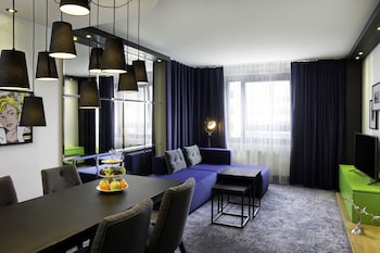 Suite, 1 Bedroom (Living/Dining Area)