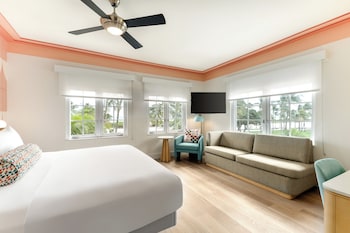Suite, 1 King Bed with Sofa bed, Tower
