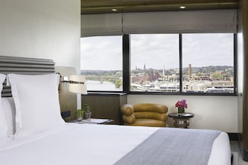 Deluxe Room, 1 King Bed, River View