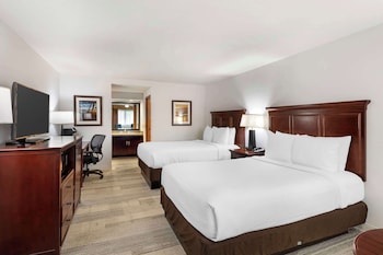 Accessible 2 Queen Beds w/ Roll-In Shower