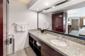 Deluxe King Room Interior