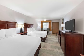 Accessible 2 Queen Beds w/ Roll-In Shower