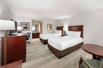 Accessible 2 Queen Beds w/ Roll-In Shower
