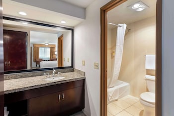 Deluxe King Room Interior w/ Soaking Tub