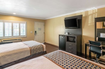Deluxe Room, 2 Queen Beds, Non Smoking