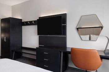 Suite, 1 King Bed, Accessible (Communication, Accessible Tub)