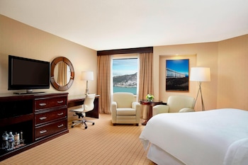 Club Room, 1 King Bed, Harbor View