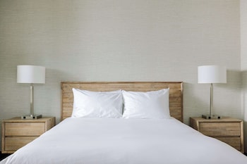 Room, 1 King Bed, Balcony, Tower