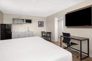 2 King Beds, Deluxe Suite, Kitchenette, Non-Smoking