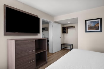 2 King Beds, Deluxe Suite, Kitchenette, Non-Smoking