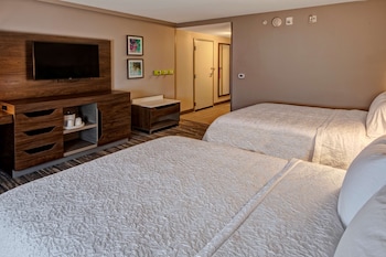 Room, 2 Queen Beds, Accessible, Bathtub