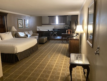 Suite, 1 King Bed, Non Smoking