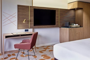 Room, 1 King Bed, Balcony, Mountain View