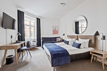 Superior Room, 1 King Bed, Non Smoking (with Single Sofabed)