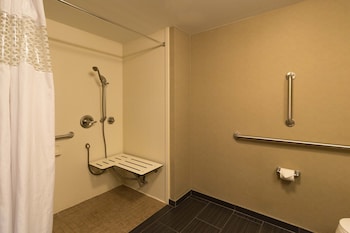 Room, 2 Queen Beds, Accessible, Non Smoking (Roll-in Shower)