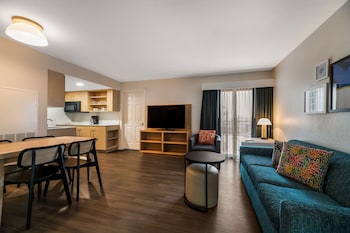 Suite, Multiple Beds (Two Bedroom, Mobility Accesible)