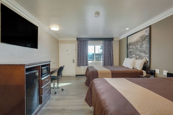 Comfort Room, 2 Queen Beds, Smoking