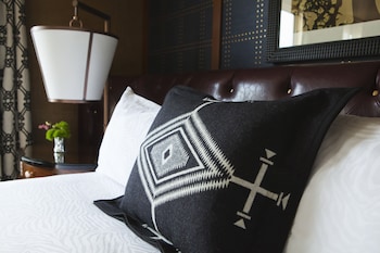 Studio Suite, 1 King Bed, Fireplace, River View (Willamette River View)