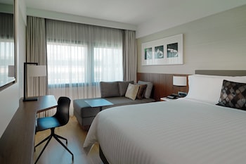 Executive Room, 1 King Bed with Sofa bed, Courtyard View