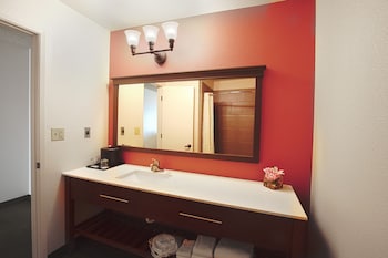 Deluxe Room, 1 King Bed, Non Smoking, Private Bathroom (Coast King)