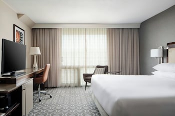 Standard Room, 1 King Bed (Mobility Accessible, Roll-in Shower)