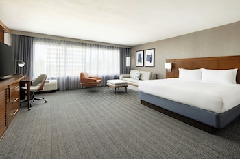 Deluxe Room, 1 King Bed with Sofa bed (Mobility Accessible, Roll-In Shower)