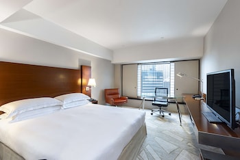 Queen Hilton, Room