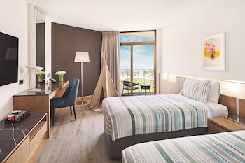 Two Sea View Connecting Family Rooms, Private Beach, Splash Park & Mall Shuttle
