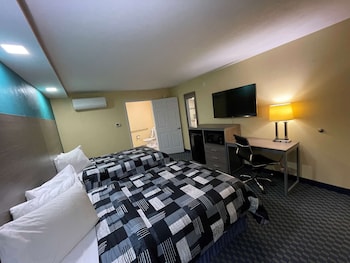Standard Room, 2 Double Beds, Accessible, Refrigerator & Microwave (Refrigerator & Microwave)