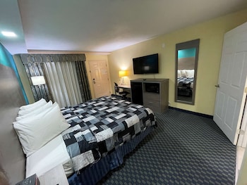 Standard Room, 1 King Bed, Accessible, Refrigerator & Microwave (Refrigerator & Microwave)