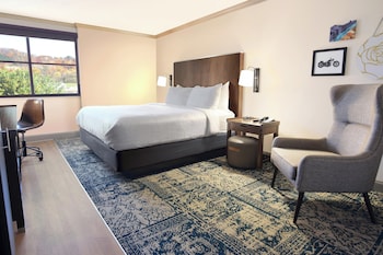 Deluxe Room, 1 King Bed (Mobility/Hearing Accessible, Tub)